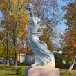 livny-skulptura-zhenshhina-so-sputnikom-v-ruke-05