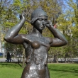 spb-skulptura-devushka-povyazyvaushhaya-kosynku-03