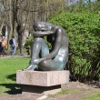 spb-skulptura-sidyashhaya-devushka-04