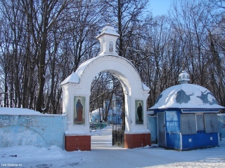 Ограда и главный вход на Казанское кладбище