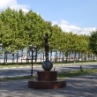 novorossijsk-skulptura-devochka-na-share-03