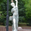 novorossijsk-skulptura-devushka-s-fruktami-02