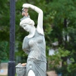 novorossijsk-skulptura-devushka-s-fruktami-04