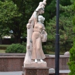 novorossijsk-skulptura-devushka-s-vinogradom-03