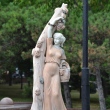 novorossijsk-skulptura-devushka-s-vinogradom-04