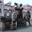 ekaterinburg-skulptura-passazhiry-02