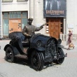 ekaterinburg-skulptura-bankir-i-avtomobilist-02