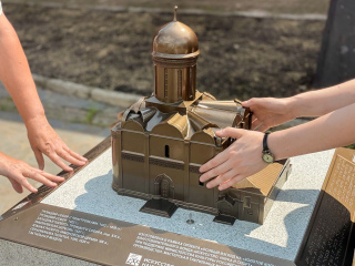 В Сергиево-Посадском музее-заповеднике открыли инклюзивную модель Троицкого собора