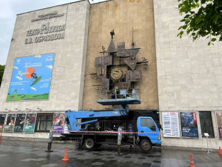 Знаменитые часы на фасаде Театра Образцова впервые отправились на реставрацию