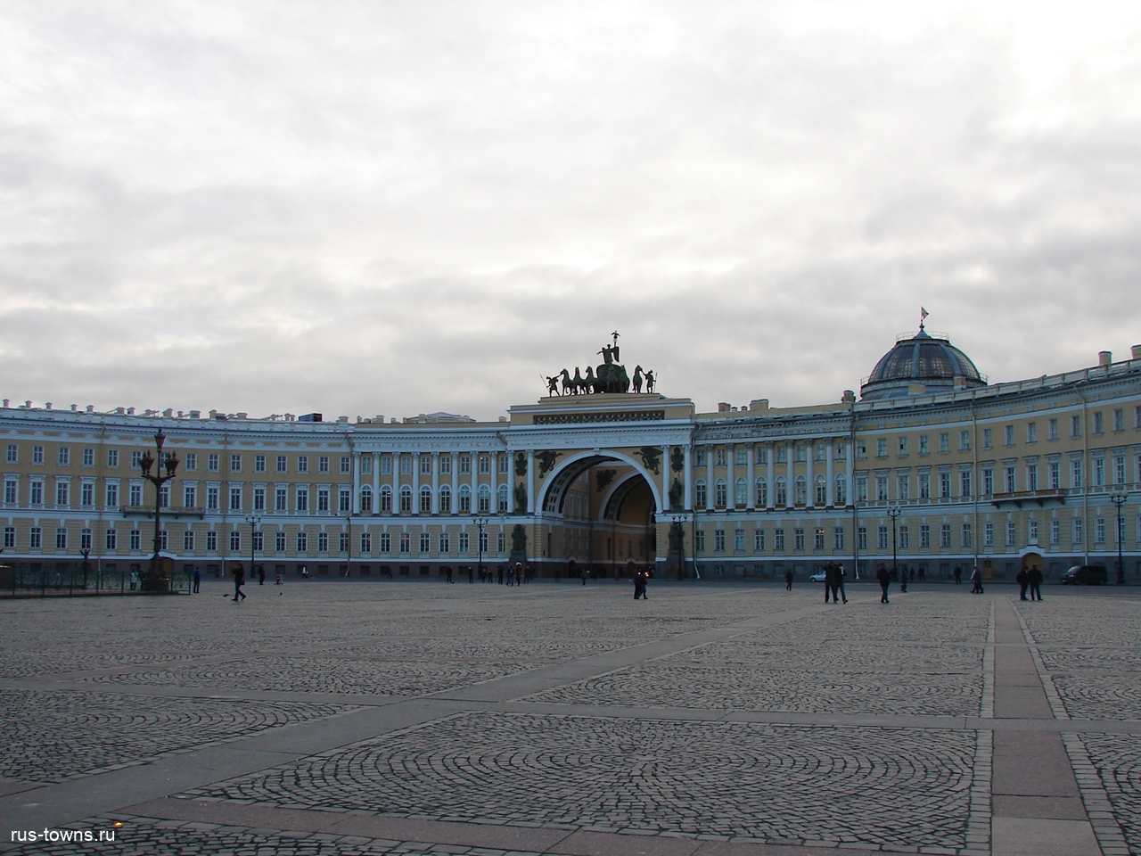 здание главного штаба на дворцовой площади в санкт петербурге