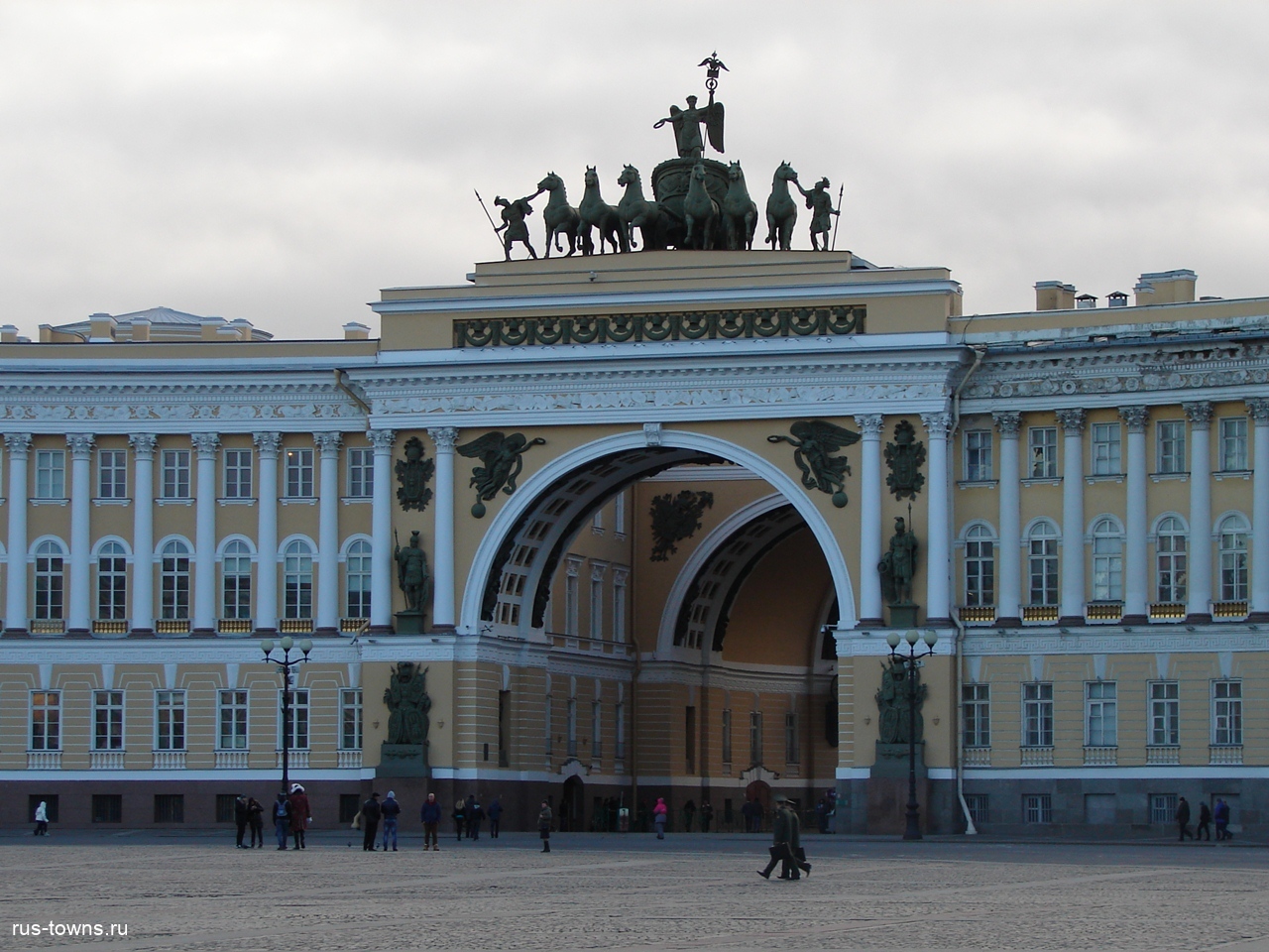 здание главного штаба на дворцовой площади