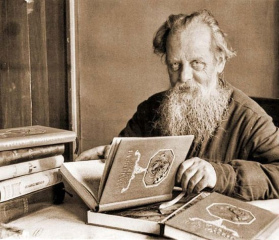 П.П. Бажов с первым изданием «Малахитовой шкатулки»