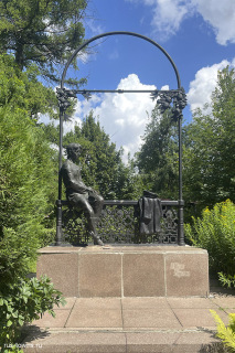 Памятник «Гимназист Иван Бунин»